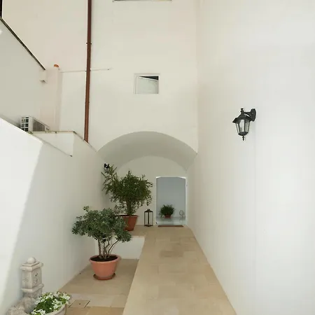 Relais Carlo V - Palazzo Storico Bed & Breakfast 2*