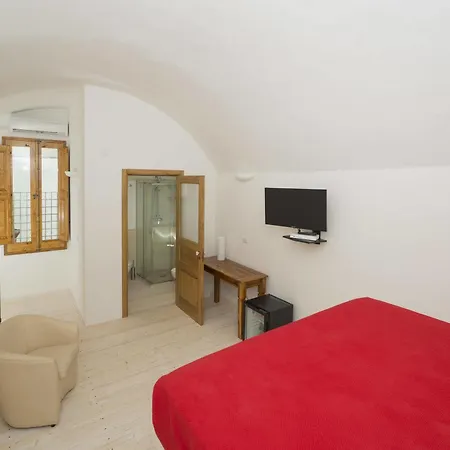 Relais Carlo V - Palazzo Storico Bed & Breakfast 2*